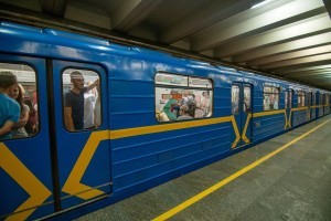 Відсьогодні рух поїздів метрополітену продовжено до станції «Лісова», а інтервали руху між поїздами скорочено
