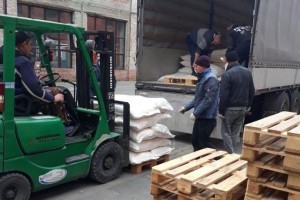 Столичний забудовник передав Гуманітарному штабу столиці 20 тонн цукру