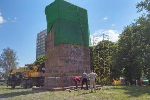 В Киеве снесли памятник чекистам (Фото+Видео)