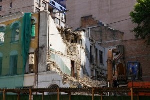 Одним вековым сооружением меньше: в Киеве снесли дом со 100-летней историей