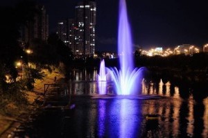 На Русановке установили фонтаны с подсветкой (Фото)