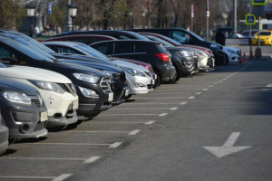 Інспектори не штрафуватимуть: у Києві тимчасово відмінили плату за паркування на муніципальних майданчиках