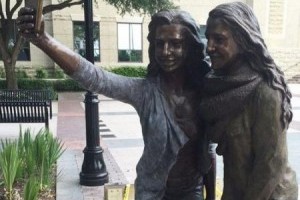 Памятник селфи появился в Техасе (Фото)