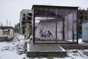 Роботи Бенксі у безпеці: на Київщині встановили систему, яка вбереже роботи художника від вандалів та середовища