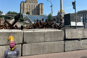 Диктатор з бананом на голові та домальований Бенксі: німецький стрит-артхудожник залишив графіті в Києві (ФОТО)