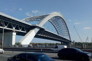 "Не для всіх": у КМДА прокоментували відкриття руху Подільсько-Воскресенським мостом