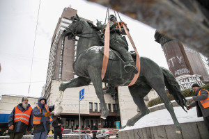 У Києві демонтовано пам’ятник Миколі Щорсу (ФОТО)