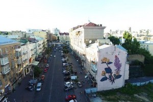 Мурал "Два крестьянина" украшает фасад киевского здания