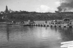 Як під час Другої світової війни виглядала понтонна переправа через Дніпро (АРХІВНЕ ФОТО)