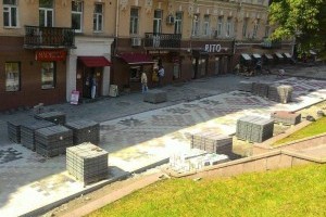 В Киеве появился еще один тротуар-вышиванка