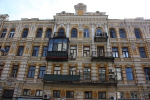 Новый Устав Киева: горожанам запретят стеклить балконы и введут правила выгула животных 