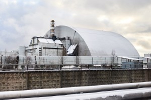 Чернобыльскую АЭС накрыли крупнейшим в мире саркофагом (фото)