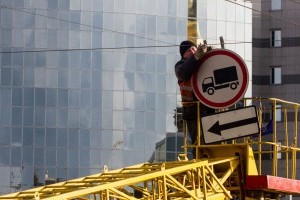 В Киеве сократят количество дорожных знаков