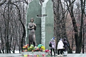 В Киеве установили памятник Елене Телиге
