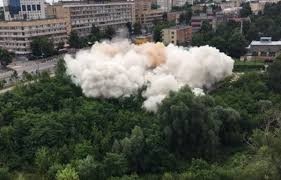 Пылью накрыло всю округу: в Харькове снесли недострой (видео)