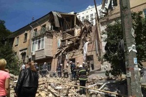 В КГГА сообщили, почему рухнула часть жилого дома на Голосеевском