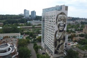 Всем улыбаться: в Киеве появился мурал-мотиватор (фото)