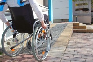 Забудовникам підвищать штрафи за недотримання вимог доступності для людей з інвалідністю до будівель