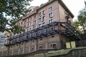 Украинцы массово портят фасады исторических зданий