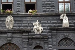 У Львові демонтували скульптури з відомої кам'яниці
