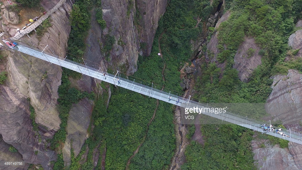 В КНР открылся самый длинный и высокий в мире стеклянный мост