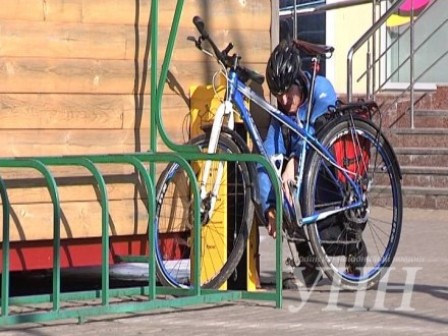 Ровно, бесплатный велосервис, установка с инструментами для ремонта велосипедов, велосипедисты