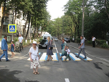 Пешеходный 3-D переход и дорожные знаки на солнечных батареях появились в Киеве