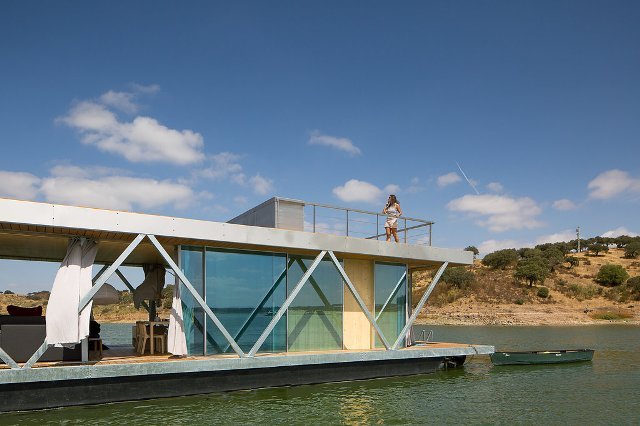 Плавающий дом можно использовать и для отдыха, и для постоянного проживания