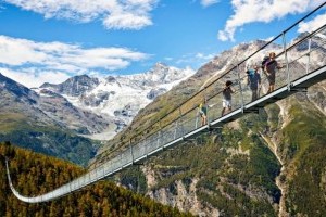 Главное - не смотреть под ноги: в Альпах открыли самый длинный пешеходный мост в мире (фото)
