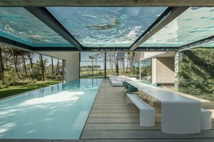 Меж двух бассейнов: необычный дом в Португальской Ривьере (фото)