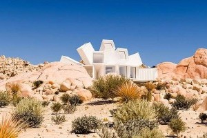 Цветок в пустыне: необыкновенный дом из необычных материалов (фото)