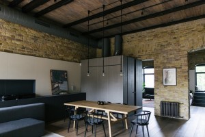 Ретро і модерн: дизайнери перепланували двоповерхову квартиру в старій багатоповерхівці (фото)