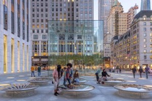 Знаменитый стеклянный магазин Apple на Пятой авеню в Нью-Йорке вновь открылся после реконструкции (ФОТО)