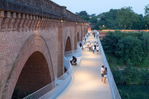 У Франції віадук XIX століття поєднали з сучасним хвилястим мостом (ФОТО)