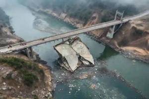 У Китаї обвалився новозбудований міст (ВІДЕО)