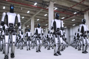 Вперше у світі: в Китаї відбулось масове постачання людиноподібних роботів на заводи