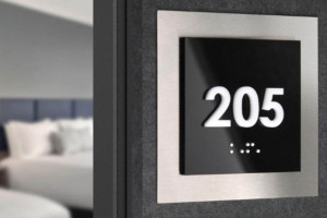 Сучасні номерки — головний навігаційний інструмент у житлових і комерційних просторах