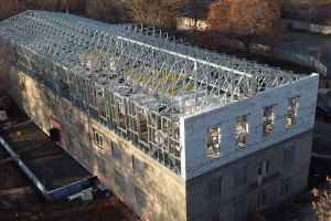 РЕДІКОН Інжиніринг: ~990 кв.м надбудови — як подвоїти площу будівлі без підсилення фундаменту.