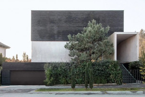 Прямокутні об’єми зі світло-сірого бетону та чорної цегли: як виглядає унікальна вілла в Любляні (ФОТО)