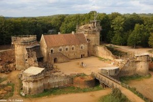 Исторический эксперимент: во Франции строят средневековый замок (фото)