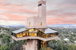 «Соколиное гнездо»: в Америке продается уникальный особняк высотой с 9-этажный дом (фото)