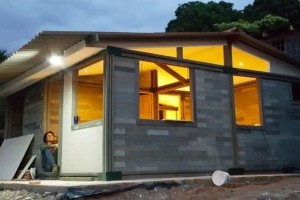 Колумбиец постоил себе чудо-дом  из нестандартных материалов (фото)