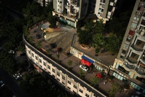 В Китае трассу проложили на крыше многоэтажного дома (фото)