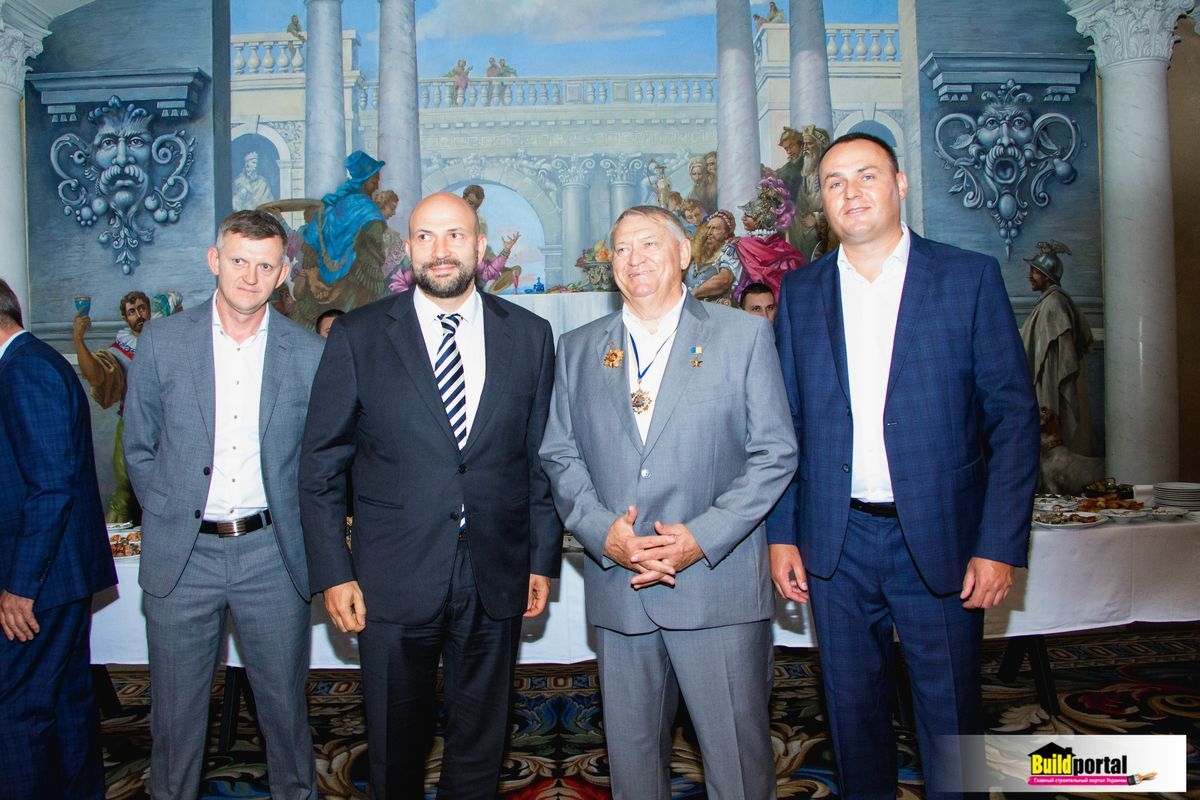 Петро Шилюк,&nbsp;<a href="https://budport.com.ua/persons/22-lev-parchaladze" target="_blank" class="vip">Лев Парцхаладзе</a>, президент Конфедерації будівельників України,&nbsp;<a href="https://budport.com.ua/persons/3-petr-shilyuk" class="vip" target="_blank">Петро Шилюк</a>, президент Будівельної палати України, Герой України,&nbsp;Андрій Разсамакін, президент Корпорації &laquo;ДБК-Житлобуд&raquo;&nbsp;