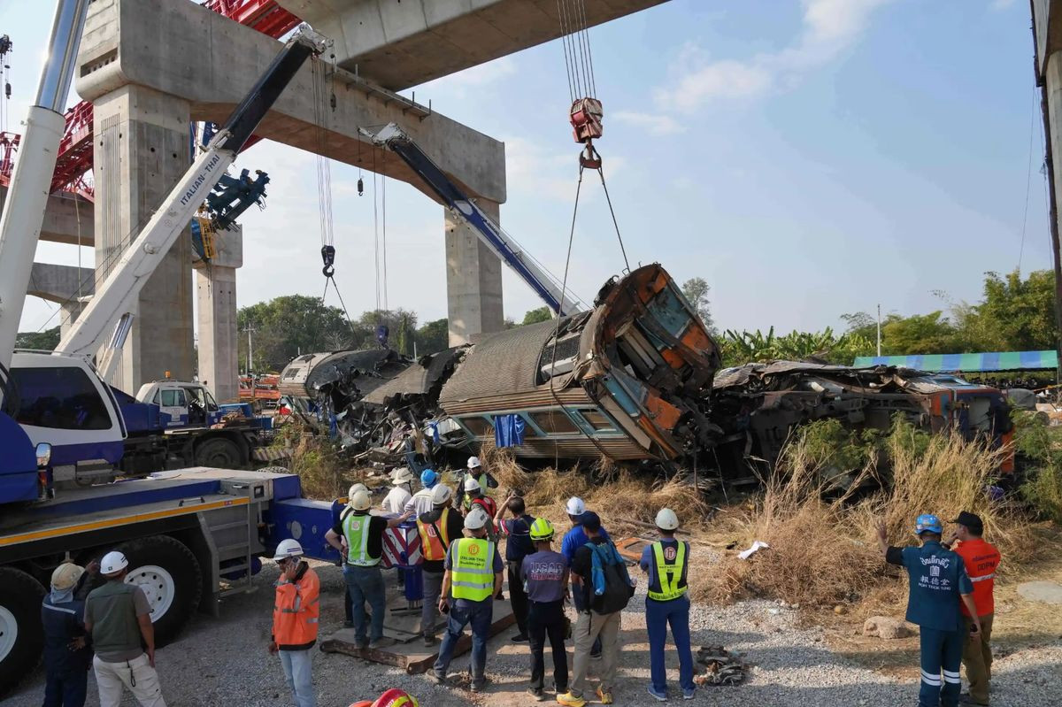 У Таїланді будівельний кран впав на пасажирський поїзд