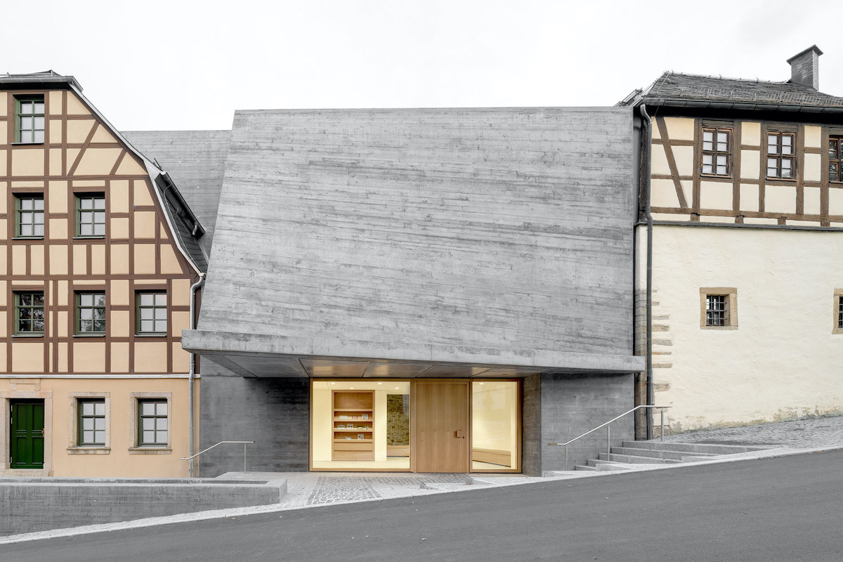 Німеччина: сучасний бетонний фасад музею перламутру з’явився серед історичних будівель (ФОТО)