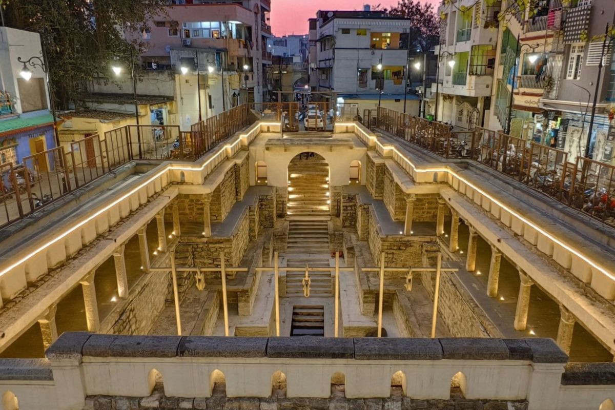 Через гостру нестачу води в Індії відновлюють стародавні ступінчасті колодязі (ФОТО)