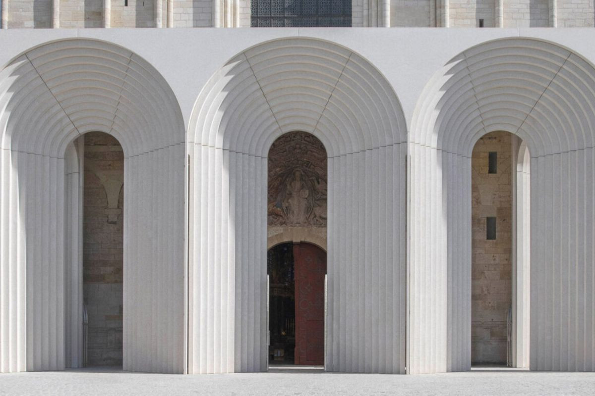 Сучасна архітектура для готики: японський архітектор оновив вхід до історичного собору у Франції (ФОТО)