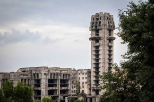 Мав стати бруталістською утопією, а вже 35 років є руїною з ніби фантастичного фільму: що відомо про центр міста у болгарському Шумені (ФОТО)