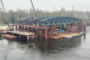 Міст Метро отримує сучасне посилення: встановлюють арочні конструкції